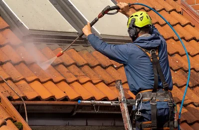 Démoussage et hydrofuge de toiture à Montségur
